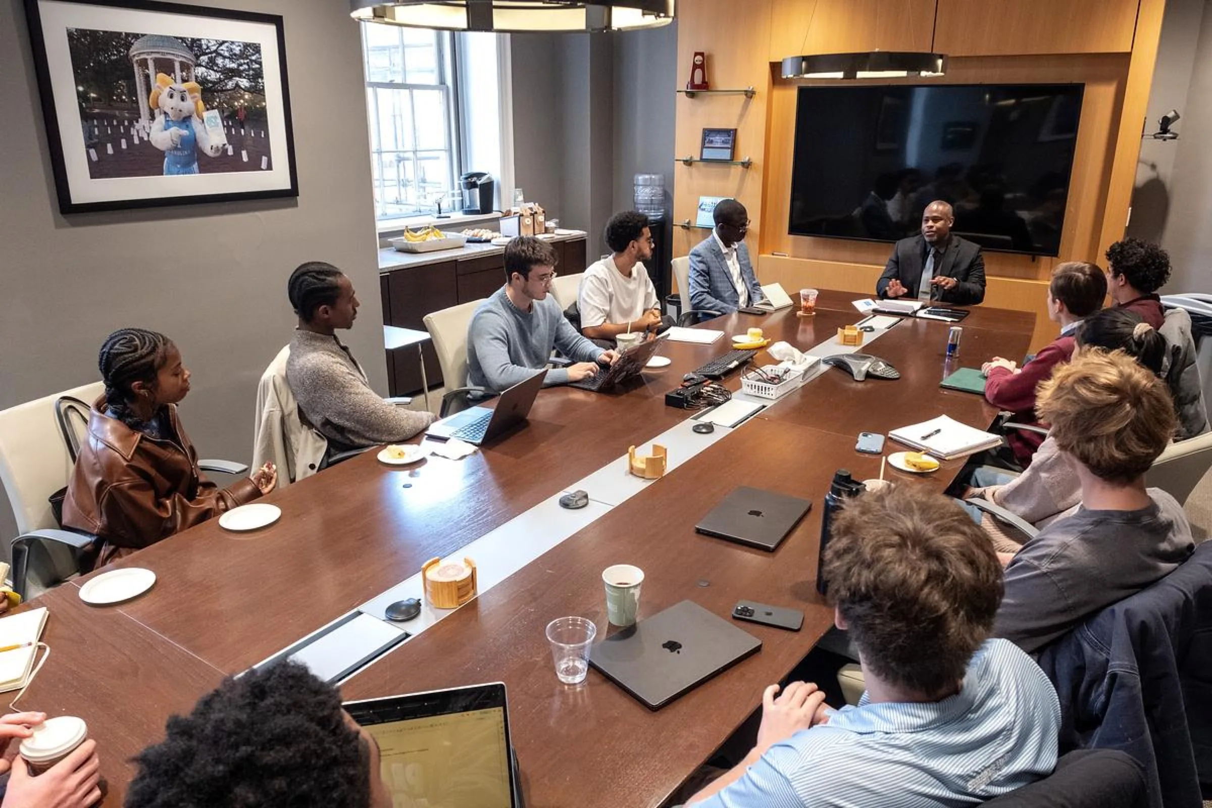 Student Government leaders meeting with Dr. James Orr in South Building